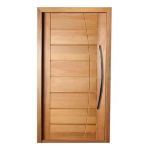 Porta maciça de madeira com design moderno, frisos horizontais e puxador metálico curvado