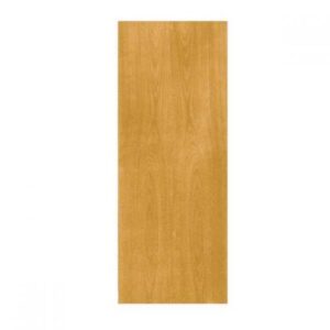 Porta lisa de madeira em tom natural, modelo clássico e versátil para ambientes internos