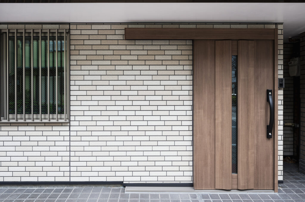 Kit de porta de correr com trilho aparente em ambiente interno, usando portas de madeira em estilo rústico moderno para otimizar espaço.